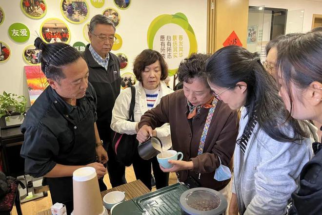 熊猫体育·(中国)官方网站妙手生“花”梧桐树下“啡”凡课堂为居民带来视觉味觉双重(图2)