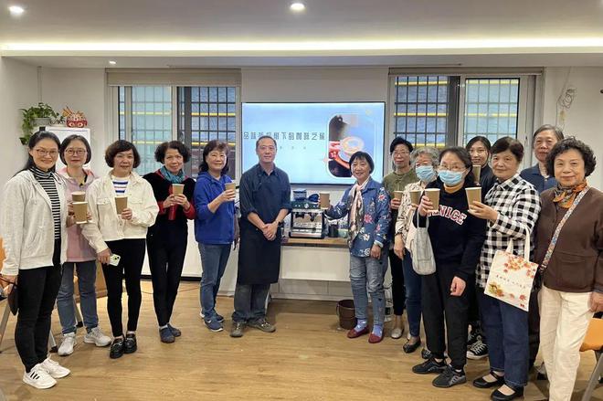 熊猫体育·(中国)官方网站妙手生“花”梧桐树下“啡”凡课堂为居民带来视觉味觉双重(图3)