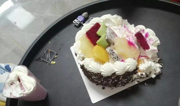 熊猫体育·(中国)官方网站“妈妈偷吃孩子生日蛋糕”被全网骂揭开了多少不合格父母的(图3)