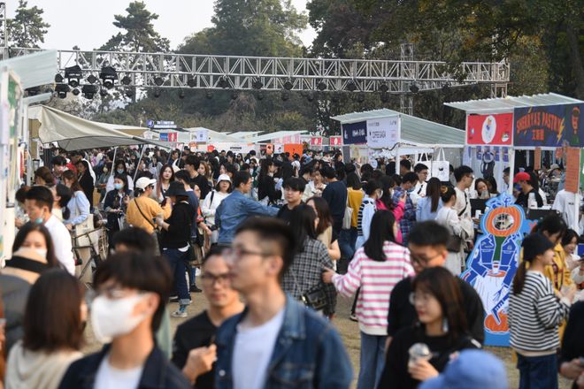 熊猫体育·(中国)官方网站似乎连风都是咖啡味的！打卡“还有咖啡节”尝秋日的第一杯(图2)
