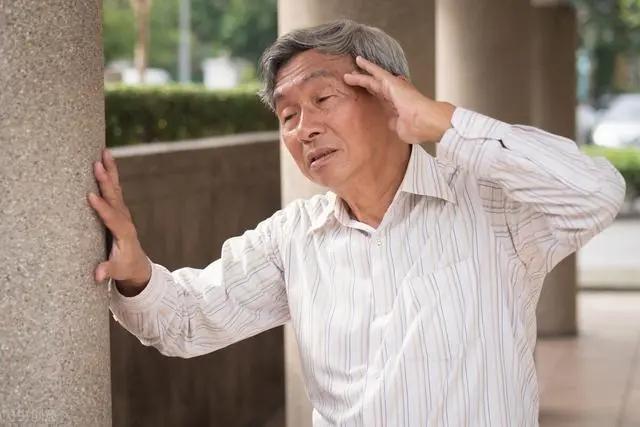 熊猫体育早上空腹喝水的危害比不吃早饭还大？医生道出答案不妨看看(图5)